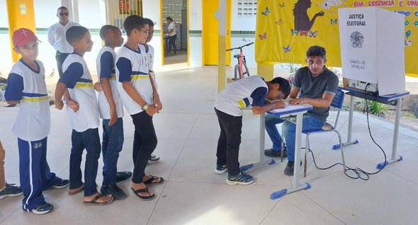 #PraTodosVerem: Na fotografia aparecem estudantes uniformizados. Eles participam de uma votação....