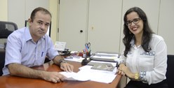 Diretor-geral do TRE-PB, Fábio Siqueira, com a Assessora de Planejamento Estratégico, Suênia Ber...