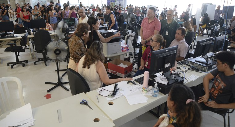 Pessoas sendo atendidas pela Justiça Eleitoral no posto montado no Espaço Cultural em João Pesso...