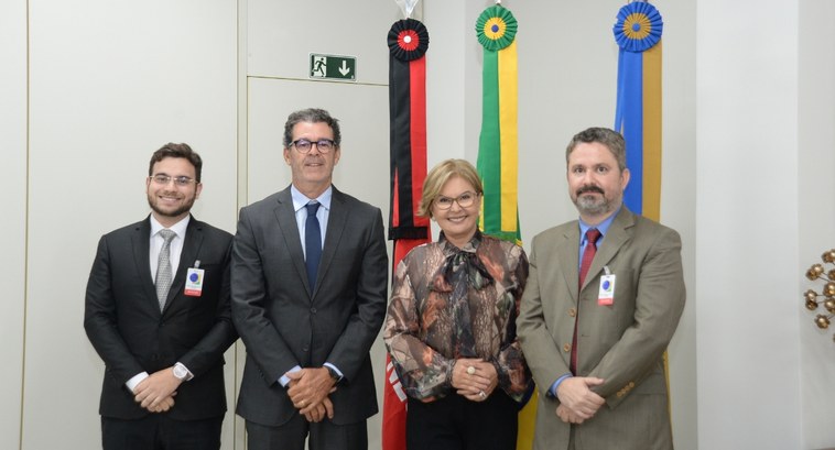 #PraTodosVerem: Na fotografia aparecem três homens e uma mulher em pé, posando, no Gabinete da P...