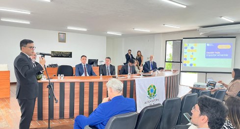 Capa#PraTodosVerem: Na fotografia aparecem várias pessoas olhando para a foto, no auditório da C...