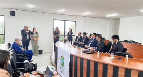 Capa#PraTodosVerem: Na fotografia aparecem várias pessoas olhando para a foto, no auditório da C...