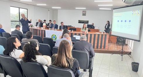 Capa#PraTodosVerem: Na fotografia aparecem várias pessoas olhando para a foto, no auditório da C...