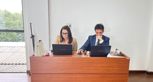 Capa#PraTodosVerem: Na fotografia aparecem várias pessoas olhando para a foto, no auditório da C...