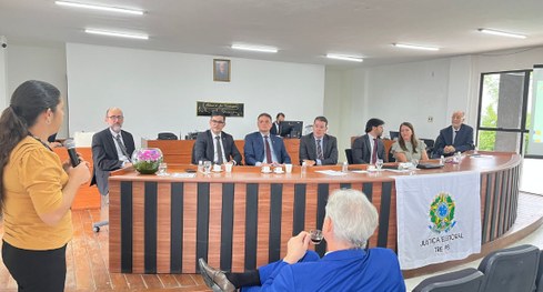 Capa#PraTodosVerem: Na fotografia aparecem várias pessoas olhando para a foto, no auditório da C...