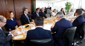 #PraTodosVerem: Várias pessoas sentadas à mesa de reunião, sendo cinco mulheres e dez homens.
