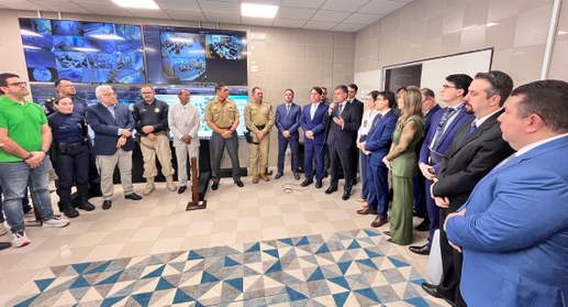 #PraTodosVerem: Na foto aparecem várias pessoas em pé, a maioria homens, vestindo ternos, unifor...