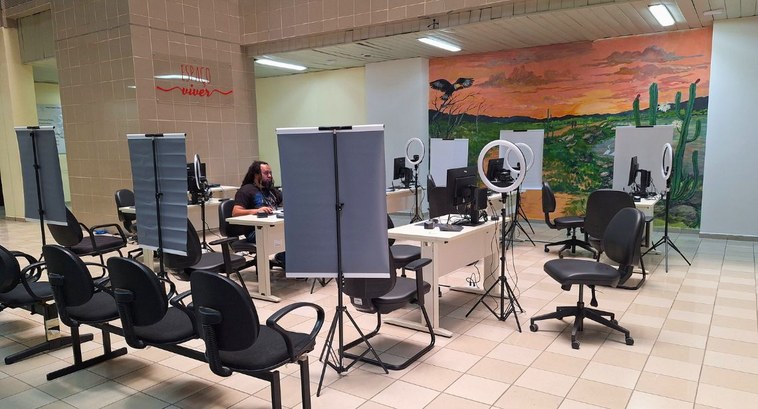 #PraTodosVerem: Na fotografia aparece um espaço montado para atendimento de cadastramento biomét...