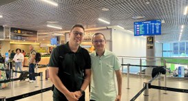 #PraTodosVerem: Na fotografia aparecem dois homens em pé, lado a lado, sorrindo para a foto, no ...