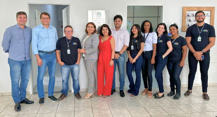 TRE-PB inspeção eleitoral #ParaTodosVerem: Na fotografia aparecem mulheres e homens em pé, posando.