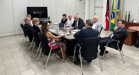 TRE-PB intensifica preparativos para inauguração do Museu Eleitoral_1 #PraTodosVerem: Na fotografia de capa aparecem várias pessoas em uma sala de reunião. O presiden...