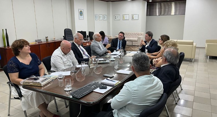 TRE-PB intensifica preparativos para inauguração do Museu Eleitoral_CAPA #PraTodosVerem: Na fotografia de capa aparecem várias pessoas em uma sala de reunião, em torno d...