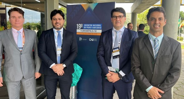 #PraTodosVerem: Na fotografia aparece um grupo de quatro homens, todos vestindo ternos, em pé, p...