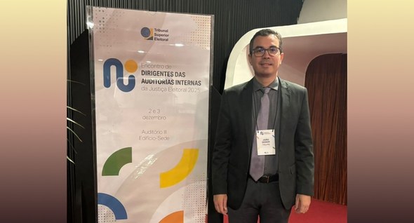 #PraTodosVerem: Na fotografia aparece um homem de óculos e terno escuro, em pé, posando ao lado ...