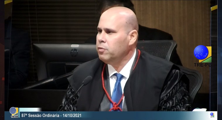 TRE-PB juiz Márcio Maranhão #ParaTodosVerem: Juiz Márcio Maranhão em sessão ordinária da Corte Eleitoral da Paraíba.