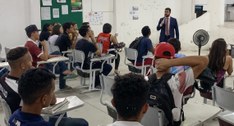 #PraCegoVer: O juiz Pedro Vasconcelos palestrando aos alunos de uma escola pública