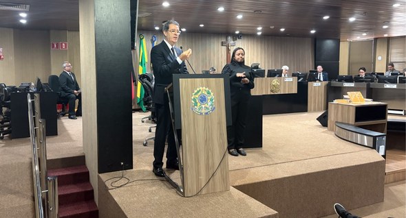 #PraTodosVerem: Na fotografia aparece um homem em traje formal gesticulando em um púlpito com um...