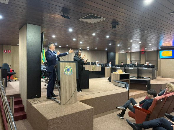 #PraTodosVerem: Na fotografia aparece um homem em traje formal gesticulando em um púlpito com um...