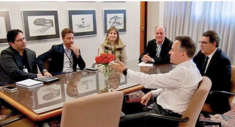 #PraTodosVerem: Na fotografia aparece um grupo de seis pessoas em uma reunião no TRE do Paraná t...