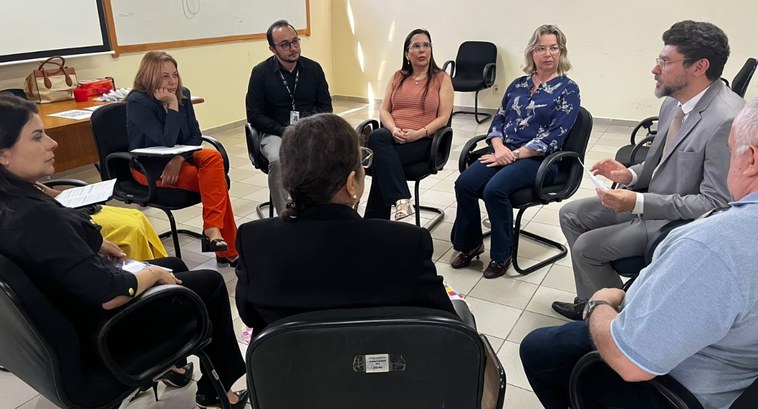 TRE-PB levará Círculos de Paz aos cartórios eleitorais do interior #PraTodosVerem: Na fotografia aparecem pessoas reunidas, sentadas em cadeiras, em círculo; no de...