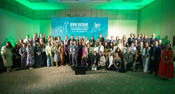 Foto 2: #PraTodosVerem: Na fotografia aparece um grande grupo de pessoas, entre homens e mulhere...