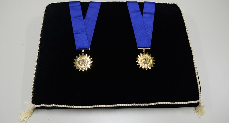 Duas medalhas correspondentes a Alta Distinção da Justiça Eleitoral da Paraíba.