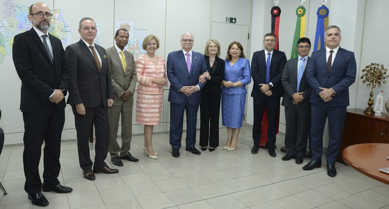 #ParaTodosVerem: Pessoas perfiladas, posando para fotografia sete homens e três mulheres.