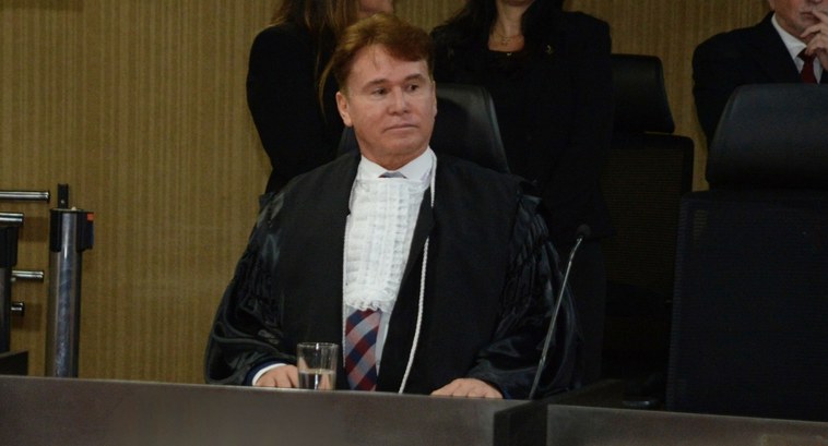 TRE-PB monitora indicadores para cumprir metas do Conselho Nacional de Justiça #PraTodosVerem: Na fotografia aparece um homem sentado à corte vestindo toga.