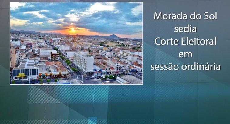 TRE-PB morada do sol Patos #ParaTodosVerem: Painel retangular com montagem fotográfica – vista aérea da cidade de Patos/PB.