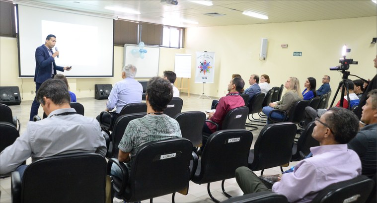 #PraCegoVer: Na fotografia aparece a sala de treinamento do quarto andar, do TRE-PB, com várias ...