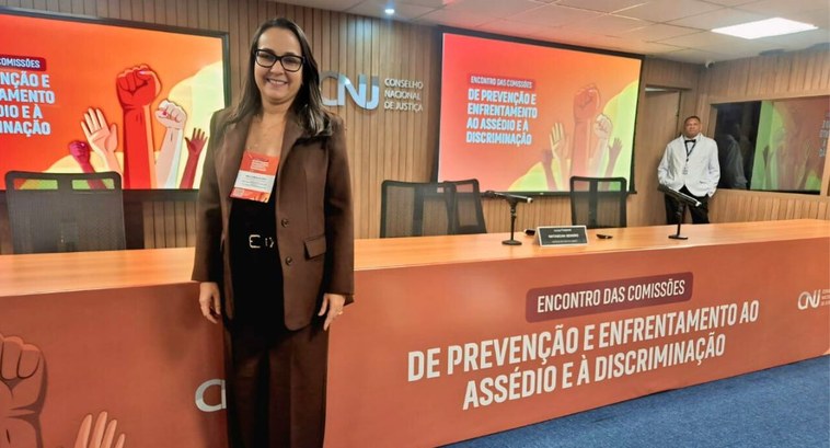 TRE-PB participa de evento do Conselho Nacional de Justiça nos dias 17 e 18/11_ CAPA #PraTodosVerem: Na imagem aparece uma mulher em pé, em frente a uma mesa de cor laranja com o no...