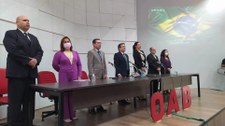 #PraTodosVerem: Na fotografia aparecem os membros da mesa de honra do evento, em pé, atrás de um...