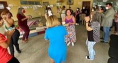 #PraTodosVerem: Na fotografia aparece a servidora Nara Limeira ao centro, tocando um pandeiro e ...
