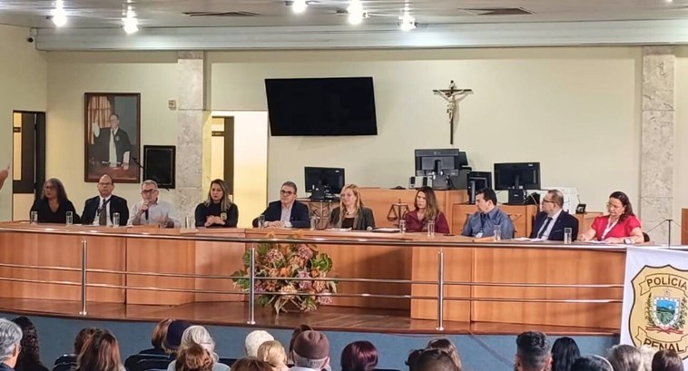 TRE-PB participa de Seminário sobre Documentação Básica em Campina Grande #PraTodosVerem: Na fotografia aparecem dez pessoas sentadas, palestrando para os participantes d...