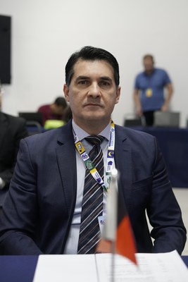#PraTodosVerem: Na fotografia aparece um homem, usando terno e gravata.