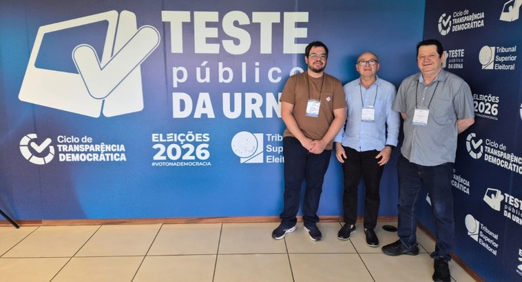#PraTodosVerem: Na fotografia aparece um banner de fundo azul com os dizeres “TESTE PÚBLICO DA U...