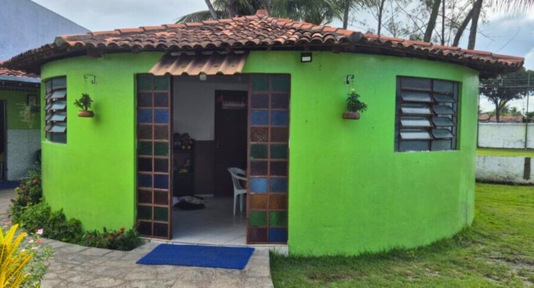 TRE-PB participa neste sábado da Ciranda da Cidadania 2025 #PraTodosVerem: Na fotografia aparece uma edificação circular, em uma área livre aberta.