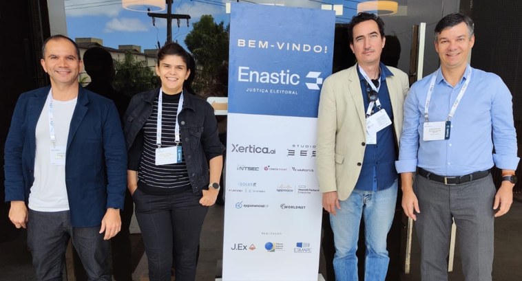 TRE-PB participou do Enastic da Justiça Eleitoral #PraTodosVerem: Na fotografia aparecem quatro homens ao lado do banner do evento.