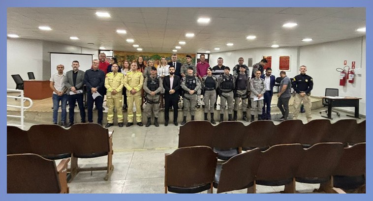 TRE-PB Patos Painel retangular com civis e militares perfilados para fotografia.