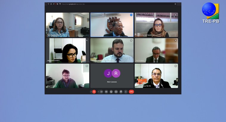 TRE-PB ponto de inclusão digital Painel retangular com mosaico de fotografias de pessoas interagindo por reunião telepresencial.