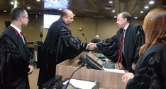 #PraCegoVer: O juiz membro Márcio Maranhão recebe cumprimentos do desembargador Carlos Beltrão F...
