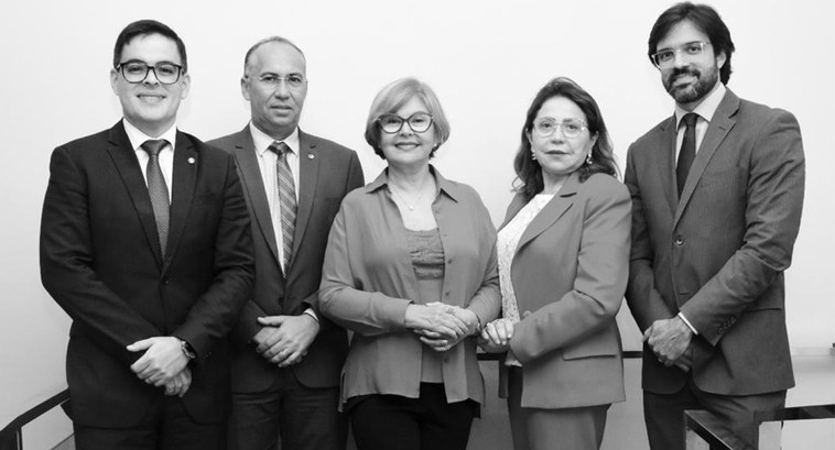 TRE-PB Presidente do TRE-PB recebe visita do Presidente da AMPB #ParaTodosVerem: Cinco pessoas de pé posam para fotografia, duas mulheres e três homens.
