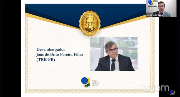 TRE-PB Presidente recebe comenda #PraCegoVer: Imagem do desembargador Joás Filho, no banner da comenda.