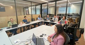 #PraTodosVerem: Na fotografia aparece um grupo de pessoas sentadas reunidas numa sala olhando pa...