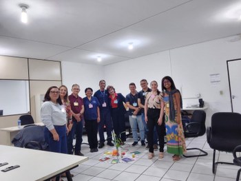 #PraTodosVerem: Na fotografia aparecem oito mulheres e dois homens posando sorridentes em sala c...