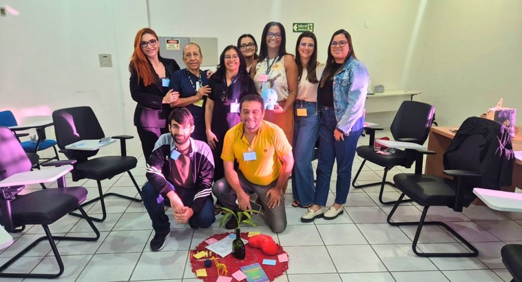 #PraTodosVerem: Na fotografia aparecem oito mulheres e dois homens posando sorridentes em sala c...
