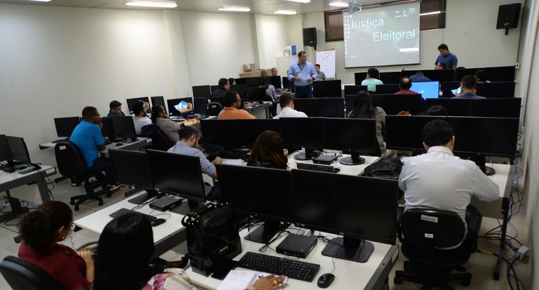 A capacitação tem por objetivo preparar os representantes dos Conselhos Tutelares para o uso do ...