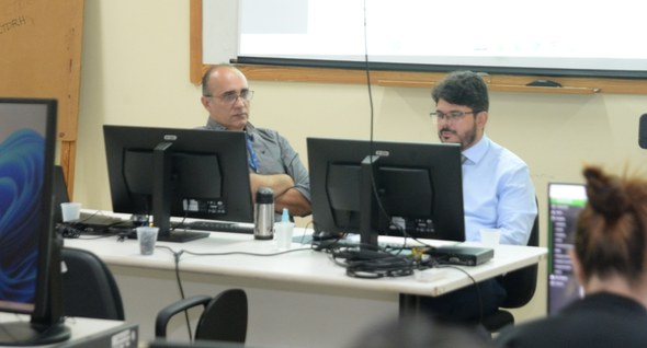 #PraTodosVerem: Na fotografia aparecem dois homens conduzindo um treinamento.
