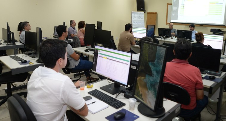 TRE-PB promove oficina de relatórios do Sistema Monitora JUD #PraTodosVerem: Na fotografia aparecem pessoas em uma sala de treinamento, sentadas diante de co...