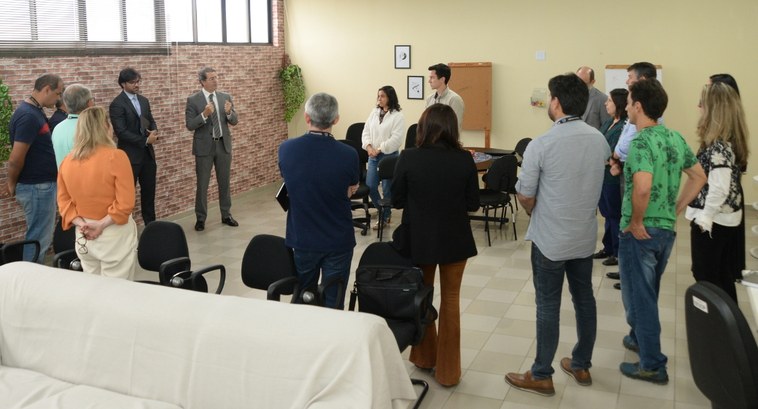 TRE-PB promove reunião e oficina para aprimorar solução de Business Intelligence #PraTodosVerem: Na fotografia aparece um grupo de pessoas, reunidas em uma sala, todos em pé, em...